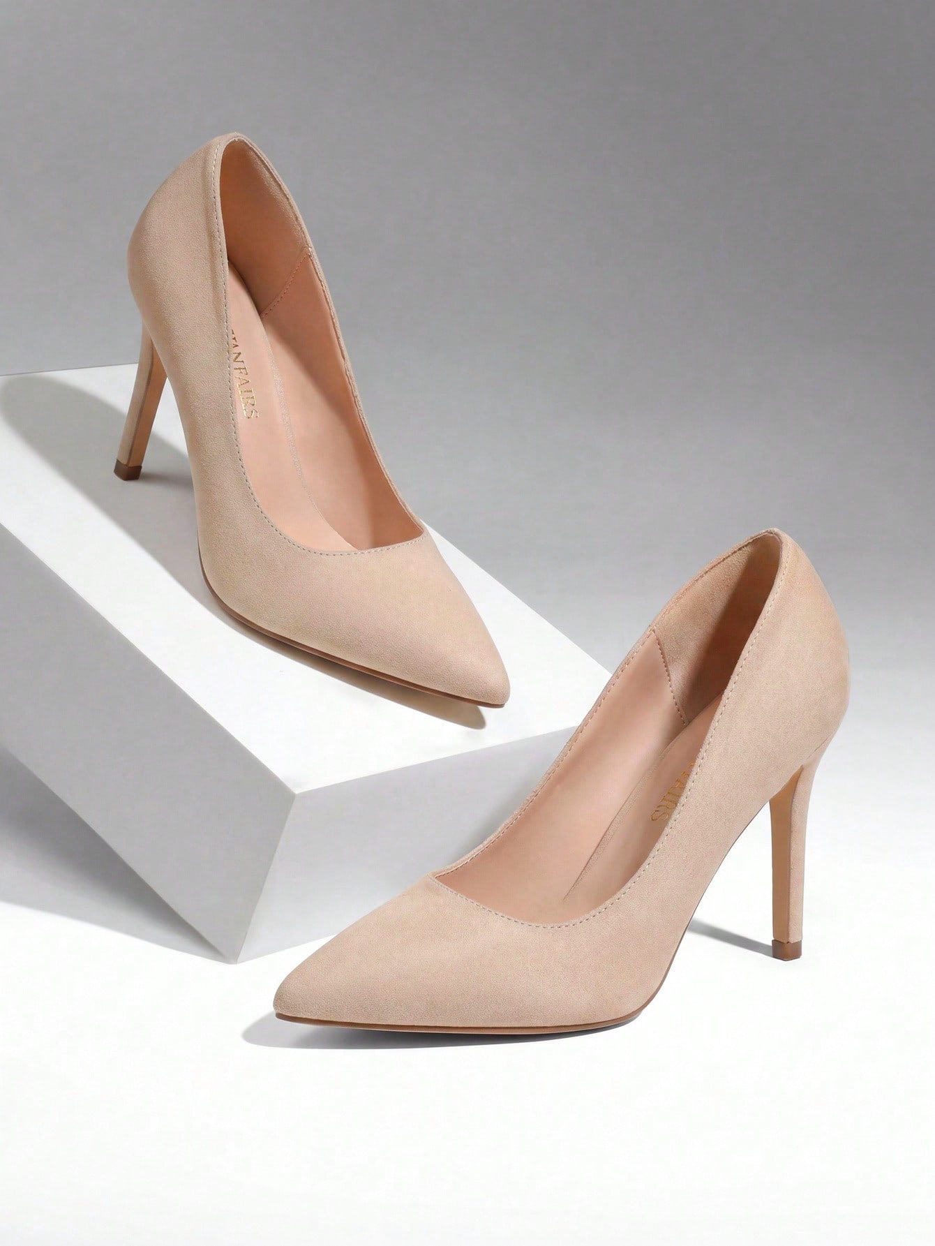 Court Heel Pointed - Женские туфли на высоком каблуке-шпильке, с